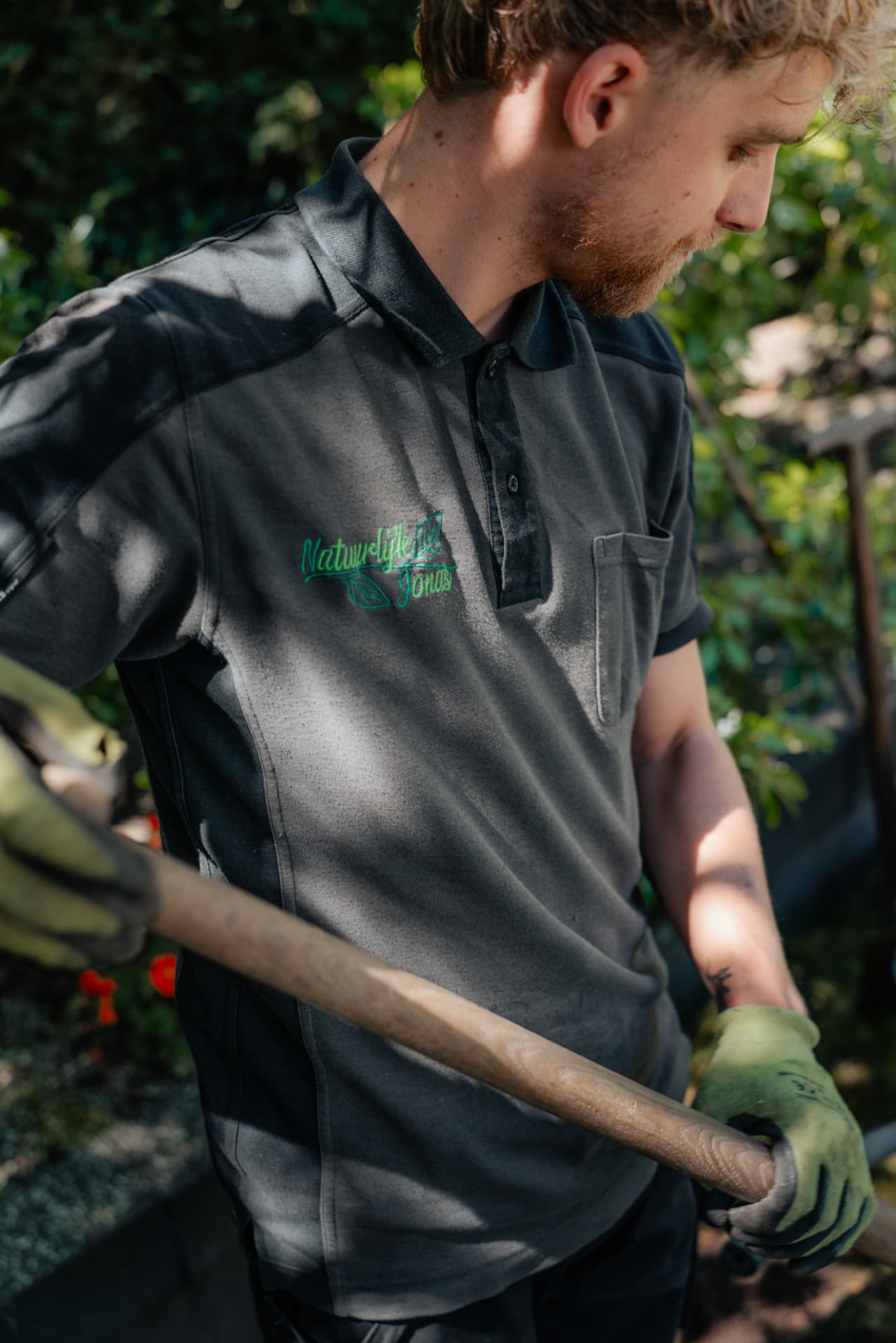 Detail van het geborduurde logo van Natuurlijk Jonas op het werkshirt