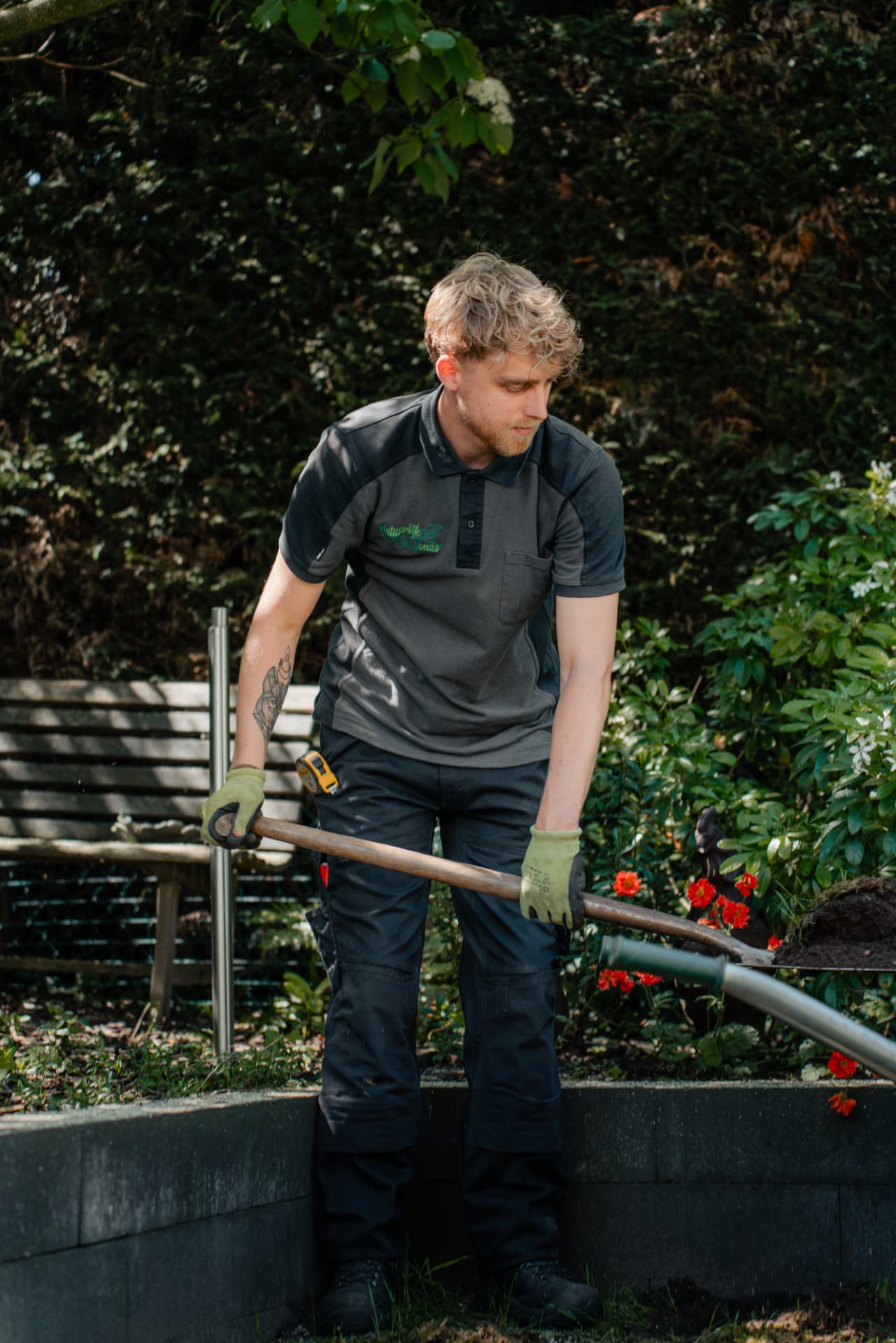 Jonas van Heel werkt met een schop bij een border in een tuin